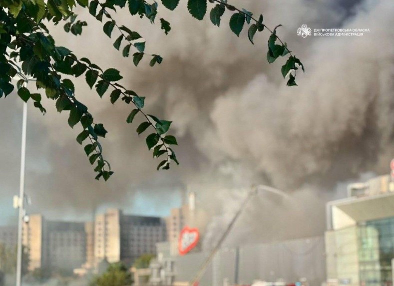 Патрульна поліція показала перші хвилини після удару по ТЦ в Кривому Розі і момент повторної атаки Патрульна поліція показала перші хвилини після удару по ТЦ в Кривому Розі і момент повторної атаки